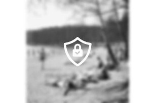 Großensee: Südstrand: vorn Sandstrand mit Personen: hinten links Kinder im Wasser: hinten rechts Parkplatz mit Pkws: 21. [Name maskiert]