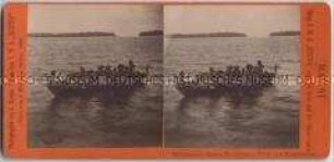 Bewohner von Ulea auf dem Karolinen-Archipel in einem Kanu, Nr. 221 aus der Serie "Marine" von der Weltumsegelung auf der S.M.S. "Hertha"