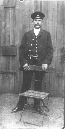 Mann in Uniform eines Bediensteten. Fotografie (oblonge) auf Karton, verso bezeichnet "geb. 1874"