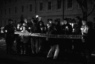Freiburg im Breisgau: Lichterkette gegen Ausländerfeindlichkeit