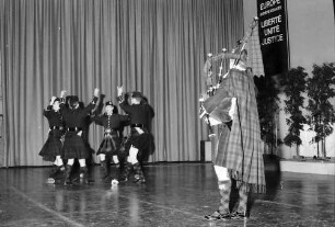 Freiburg: Stadthalle; Europafolklore, schottische Military-Tanzgruppe