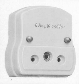 Dreipolige Steckdose, mit Sicherungen (Voigt und Haeffner) : Technikgeschichte | Elektrotechnik | Hilfsmittel zur Verteilung und Überwachung elektrischer Energien | Schaltapparate Drehschalter, Steckdosen, Sicherungen und Verteilungstafeln für Hausinstallation