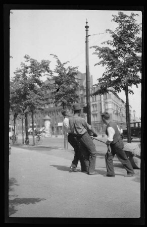 Arbeiter mit Handwalze bei Straßenbauarbeiten in Leipzig