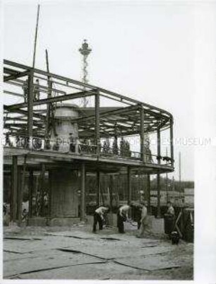 Die neuen Messehallen am Funkturm vor der Vollendung