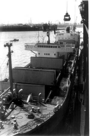 Hamburg. Freihafen. Das schwedische Frachtschiff "Cassiopeia" wird entladen. Es hat Steinkohle nach Hamburg gebracht