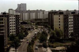 Berlin; Buckow: Gropiusstadt; Blick vom Dach des Ida Wolf-Hauses auf Fritz Erler-Allee
