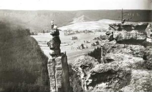 Böhmische Schweiz (České Švýcarsko), Eiland (Ostrov). Empornadel (Vztyčená jehla). Seilschaft Ehrhardt Renger auf dem Gipfel. Blick über das Massiv des rechten Talrandes gegen Eiland (Ostrov)