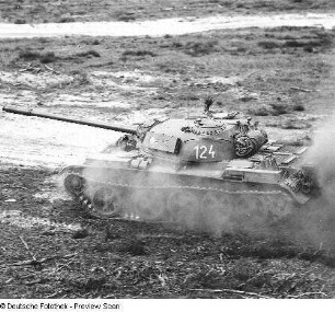 Deutschland . Nationale Volksarmee - Landstreitkräfte. Kampfpanzer in Fahrt in offenem Gelände