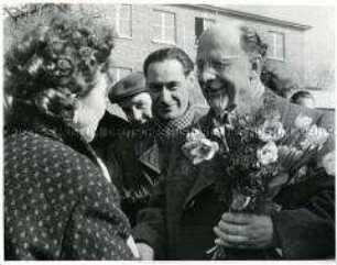 Walter Ulbricht besucht die Filmfabrik Wolfen