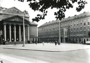 Duisburg, Stadttheater : Duisburg. Albert-Lange-Platz mit Stadttheater und Hotel "Duisburger Hof" von Südwesten