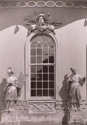 Potsdam, Park Sanssouci. Chinesisches Teehaus (1754-1756; J. G. Büring). Fenster des N-Kabinetts mit Statuen Zitherspielerin (1755/1756; J. P. Benkert) und Triangelspielerin (1755/1756; G. Heymüller)