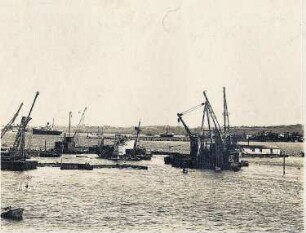 Havanna, Kuba: Hebearbeiten an der Maine im Hafen