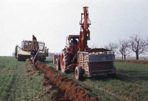 Dränmaschine Meliomat Universal B 710 C/02 bei der Verlegung von Tonrohren