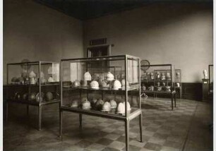Aufstellung der Antikensammlung im Alten Museum, Antiquarium, Saal 2, Sammlung antiker Helme