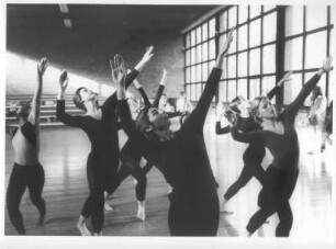 Köln. Institut für Musik und Tanzpädagogik. Die argentinische Tanzpädagogin Graziela Padilla während des Tantunterrichtes mit Tanzschülern