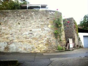 Ansicht von Südosten mit Kirchhofmauer als terrainstabilisierende Futtermauer in der Basis (Werksteine im Mauersteinverband)