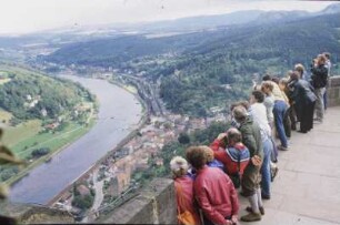 Königstein. Blick von der Festung Königstein auf die Elbe und die Stadt. Ansicht mit Besuchern