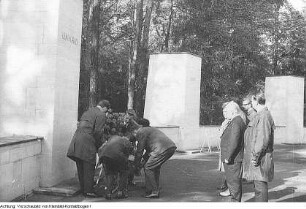 Delegation aus Leningrad in der Gedenkstätte für die Opfer der Verfolgten des Nationalsozialismus (Rondell). Kranzniederlegung am Gedenkstein "Leningrad"