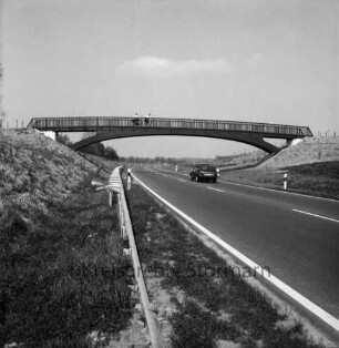 Ostring: 2. Abschnitt: links und rechts Böschung: hinten Mitte Pkw: dahinter Fußgängerbrücke Sieker Lohweg: darauf zwei Fahrradfahrer