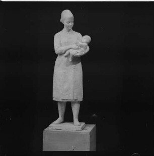 Statuette einer Mutter mit Kind : Arbeiten in Gips der Arnold-Klasse 5. Statuette einer Mutter mit Kind (vor 1960)