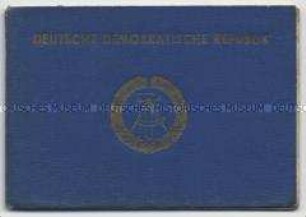 Dienstausweis des Hygieneinstitutes Halle für die Jahre 1973-1982 - Personenkonvolut