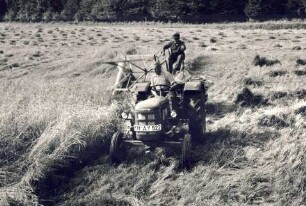 Fotografie: Getreideernte, Getreideerntetechnik, Bindemäher, Standardtraktor