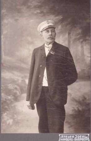 Fotografie eines Mannes mit Marinemütze