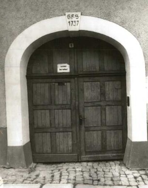 Schlettau, Markt 6. Ackerbürgerhaus (bezeichnet 1737). Toreinfahrt