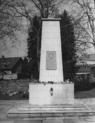 Ehrenmal für die sowjetischen Helden : Ehrenmal für die sowjetischen Helden (Obelisk mit Symbol Hammer und Sichel, 1948). Annaberg-Buchholz, Alter Friedhof
