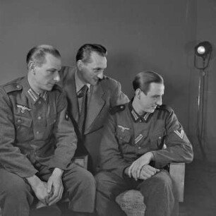 Porträt. Erich Rinka mit seinen Brüdern Bruno und Kurt Rinka als Soldaten in Wehrmachtsuniform.