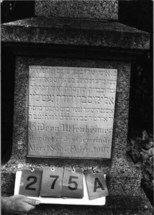 Grabstein 275 (Index: 99797053) Material: Granit, weiße Marmorplatte Zustand: gut Maße HxBxT: 230x57x55 cm Beschreibung: postamentierter Obelisk, rechteckige Schriftplatte: Grabstein 275A