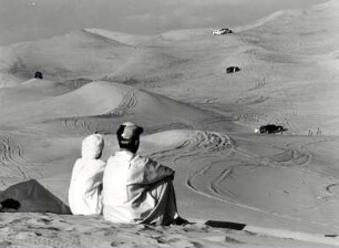 Geländewagen auf Wüstensafari, in den Dünen von Oman