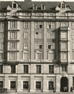 Dresden-Altstadt, Altmarkt. Wohnhaus auf der Ostseite. Fassade mit Erker