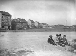 Reilstraße - Nahe der Kasernen. Rechte Bildseite - Vier Kinder am Straßenrand sitzend