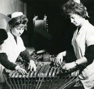Saarlouis. Trumpf-Schokoladenfabrik. Arbeiterinnen an einer Befüllungsmaschine