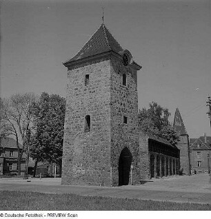 Zerbst. Dornburger Tor, auch Breitestraßentor (1401/1500), mit Stadtmauerrest und Wehrgang