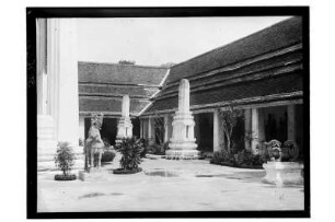 Tempel in Thailand : Thailand. Hof eines Tempels, u.a. mit Reiterstatue und Löwenfigur, 1908/1913 (vgl. df_hauptkatalog_0507852)