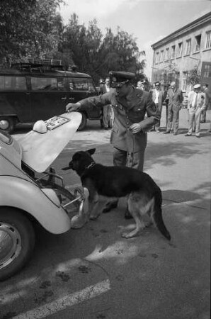 Vorstellung der bisher einzigen beiden Rauschgiftspürhunde im Regierungsbezirk Karlsruhe durch Polizeipräsident Heinz Gerecke