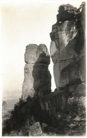 Sächsische Schweiz, Affensteine. Friensteinwächter (Raubschloßwächter). Seilschaft am Alten Weg (VIIc)