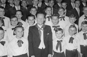 Auftritt des Posener Rundfunk-Chor : Chor und Chorleiter auf der Bühne