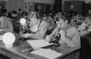 Jugendliche beim Mikroskopieren, Pionierleiterschule Altenburg