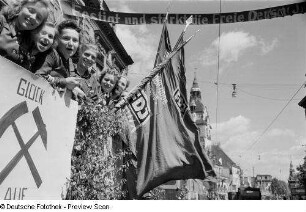 Gruppenporträt von FDJ-Mitgliedern, Straßenschmuck