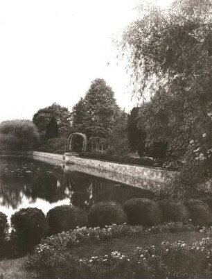 Ossegg (heute Osek / Tschechien). Partie im Klostergarten mit Teich