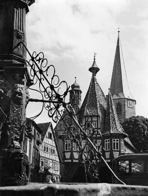 Autotour mit Familie Groß. Michelstadt. Marktplatz. Blick vom Marktbrunnen zum Rathaus (1484)