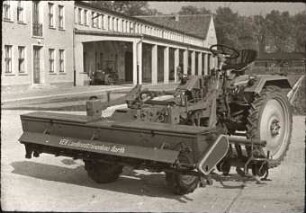 Anbaudüngerstreuer D 344 kombiniert mit Anbauvielfachgerät des VEB Landmaschinenbau Torgau für den RS 09/15
