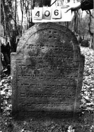 Grabstein 406 (Index: 99752664) Material: Sandstein Zustand: leicht verwittert Maße HxBxT: 94x67x9 cm Beschreibung: Stele, eingezogener Rundbogenabschluß Besonderheit: Zitat Ecclesiastes 11, 9: Grabstein 406