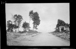 Bei Origny (?) (=Origny-Sainte-Benoite, Dep. Aisne, Frankreich): leicht ansteigende, unbefestigte Landstraße, am rechten Rand ein zerfallendes Gebäude