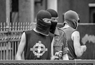 Bielefeld, Bleichstr 143, Zentrum der NF, Nationalistsichen Front : Die Nationalistische Front (NF) war eine 1985 gegründete deutsche rechtsextreme Partei, die 1992 als verfassungswidrige Organisation verboten wurde. Sie hatte ihr Bundeszentrum in der Bielefelder Bleichstraße 143 - hier: NF-Kader vor dem Haus, White Power Shirts