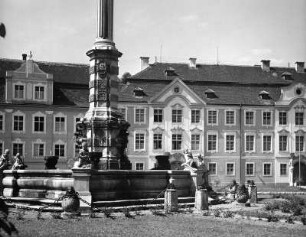 Eichstätt, Residenzplatz 6/12. Ehem. Kavalierhöfe (1730-1736; G. Gabrieli). Ansicht mit Brunnen der Mariensäule (1777; M. Pedetti)