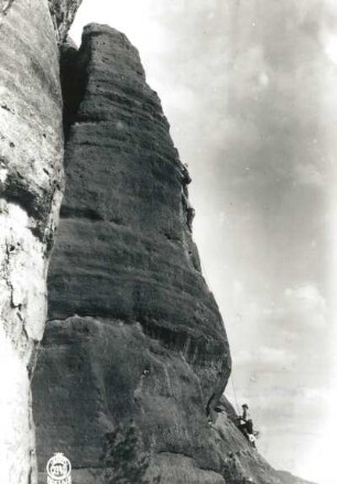 Sächsische Schweiz, Schmilka. Kleiner Falknerturm. Seilschaft Oswald Kunis in der Herrmannswand (VIIb [VIIIa])